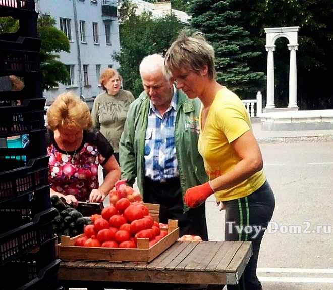Ольга Васильевна с мужем на рынке в Лермонтове