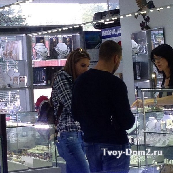 Трегубенко и Суханова в ювелирном магазине
