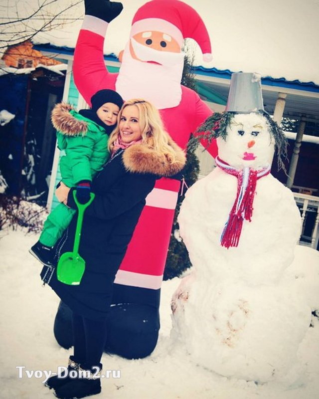Свежие фотографии: Семья Агибаловых слепила снеговика
