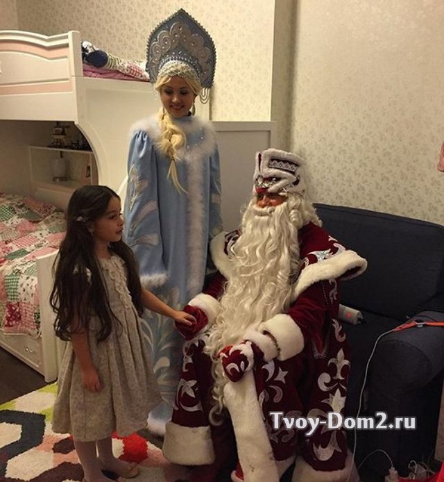 Свежие фотографии: Бородина и Омаров встретили Новый год дома