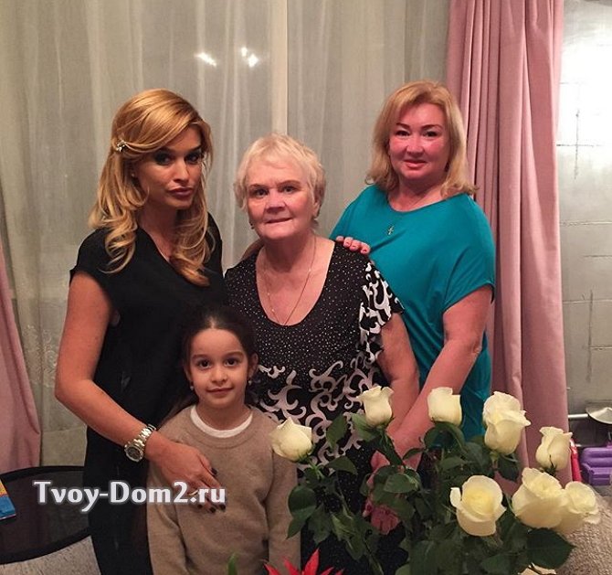 Ксения Бородина поздравляет свою бабушку с днем рождения