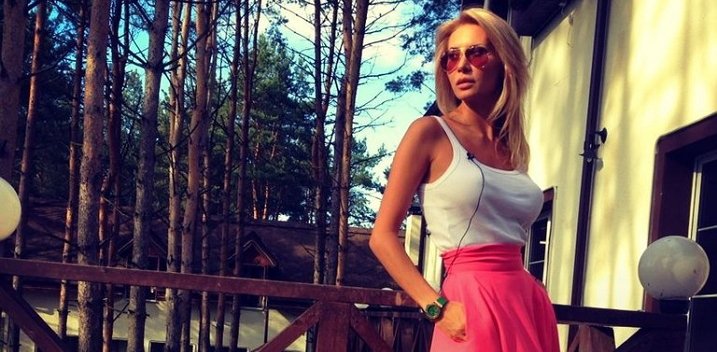 Элина Карякина распродает свой гардероб