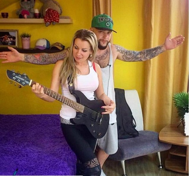 Екатерина Король: Саша учит меня игре на гитаре!
