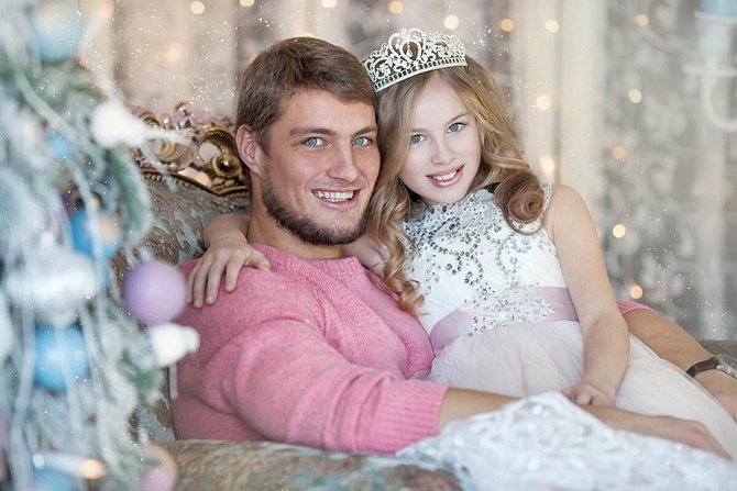 Новогодние фото Александра Задойнова с дочерью