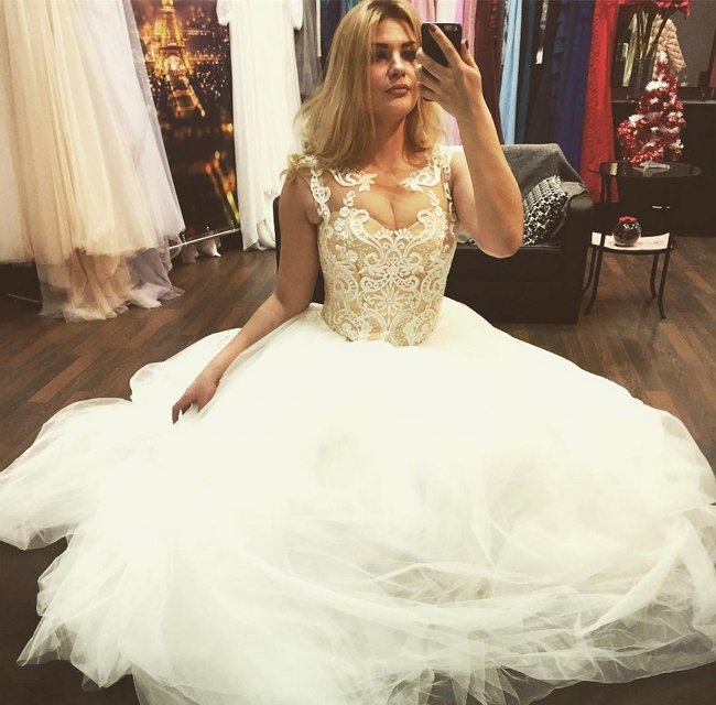 Руслана Мишина примерила свадебное платье