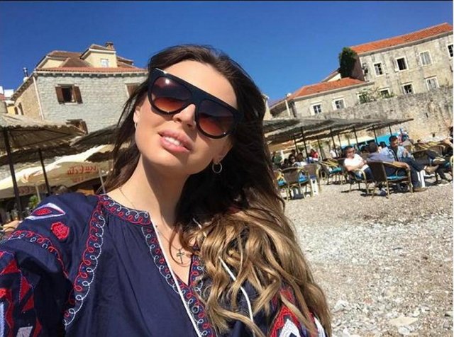 Элла Суханова на каникулах в Черногории