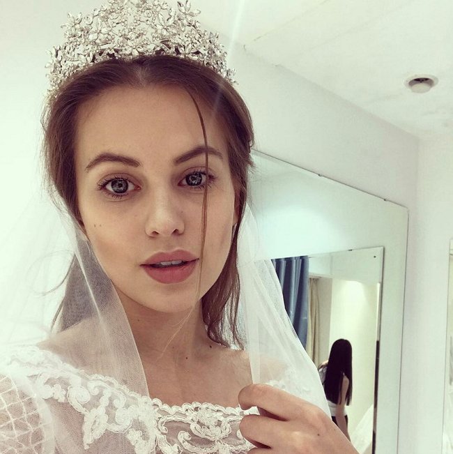 Александра Артёмова занялась поисками свадебного платья