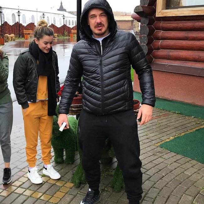 Курбан Омаров отстаивает перед фанатами свои усы