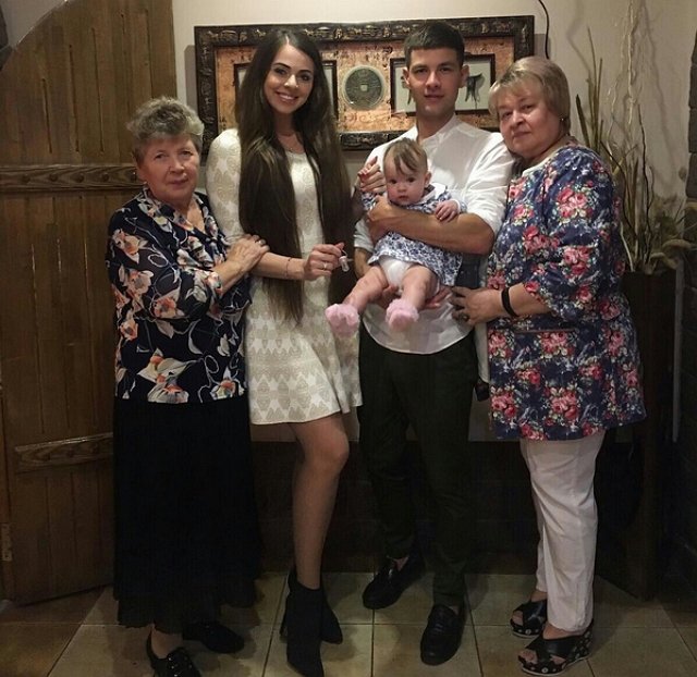 Ольга Рапунцель познакомила дочь с бабушкой и прабабушкой