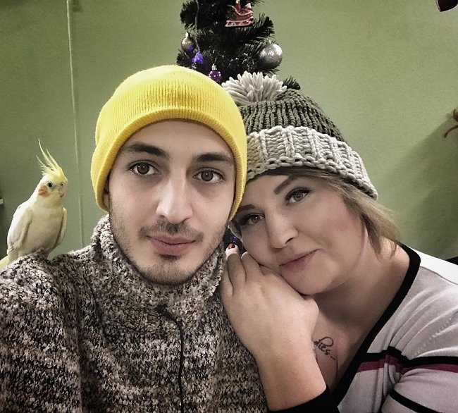 Александра Черно подарила жениху попугая
