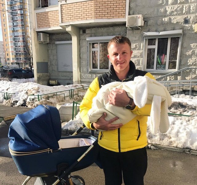 Илья Яббаров впервые прогулялся с сыном на свежем воздухе