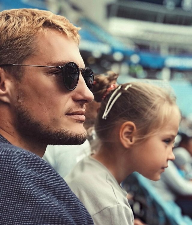 Александр Задойнов отвёл на футбол Элину Камирен с дочерью