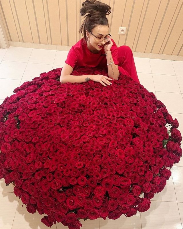 Лера Фрост стала обладательницей 1001 розы