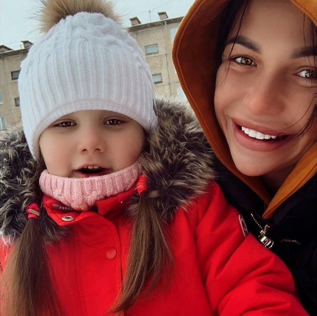 Александра Шева забрала дочь Ариану в Москву