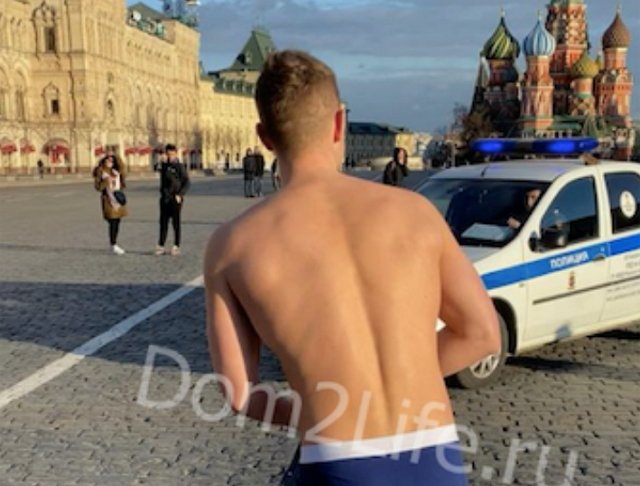 Роман Гриценко пробежал по Красной площади в нижнем белье