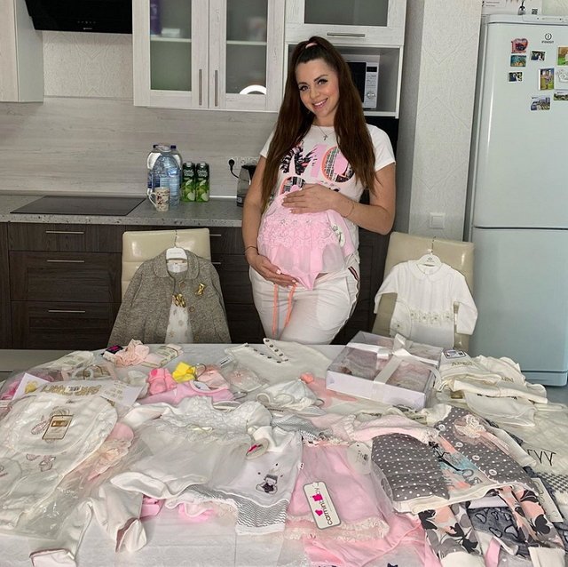 Ольга Рапунцель закупилась детской одеждой для нерожденной дочери