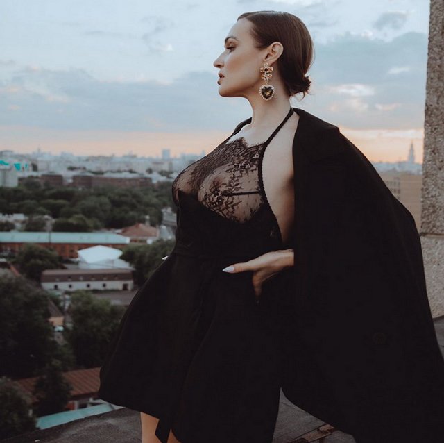 Алёна Водонаева засветила свою голую грудь