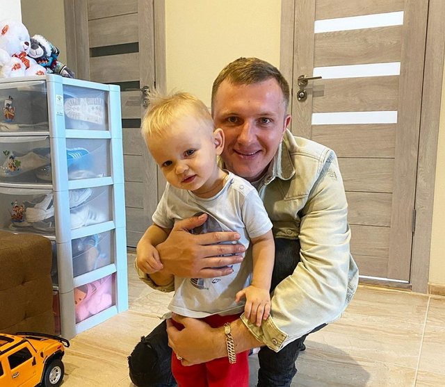 Илья Яббаров с невестой посетил заболевшего сына