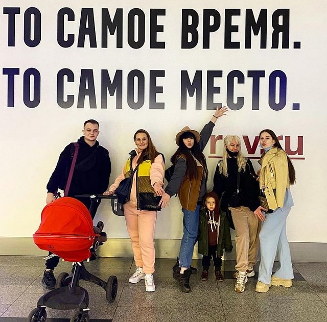 Саша Артёмова и Нелли Ермолаева с детьми улетели в Турцию