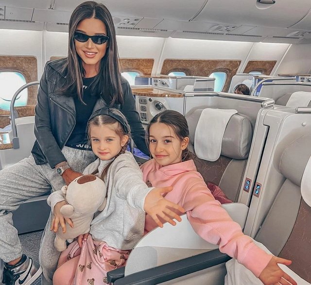 Ксения Бородина подарила своим дочерям автобус для поездок на учебу