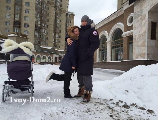 Бородина и Омаров на прогулке с дочерью