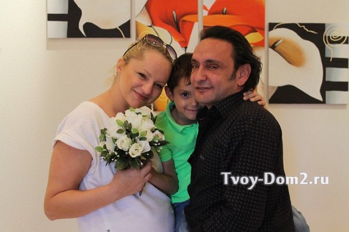 Фото «возлюбленного» Татьяны Киося  и его настоящей семьи