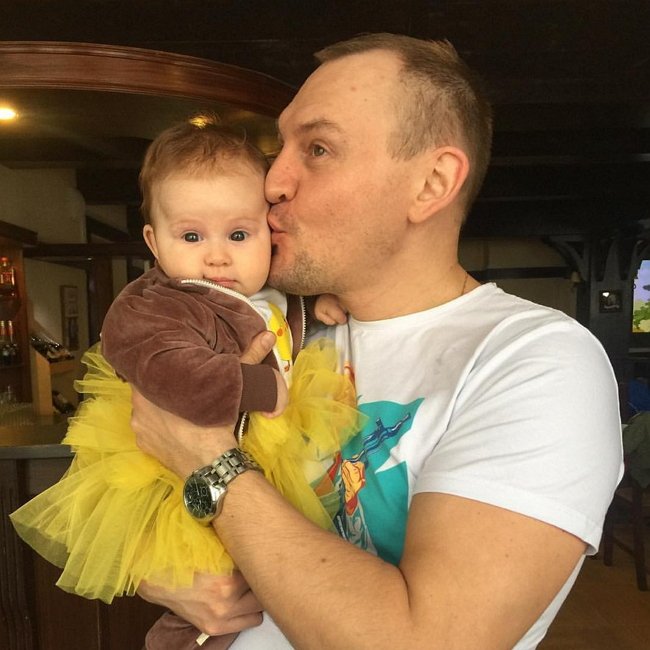 Меньщиков выложил в Инстаграм снимки новорожденной дочери
