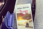 Виктория Романец ищет интересную книгу для чтения