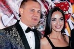 Степан Меньщиков официально расстается с женой