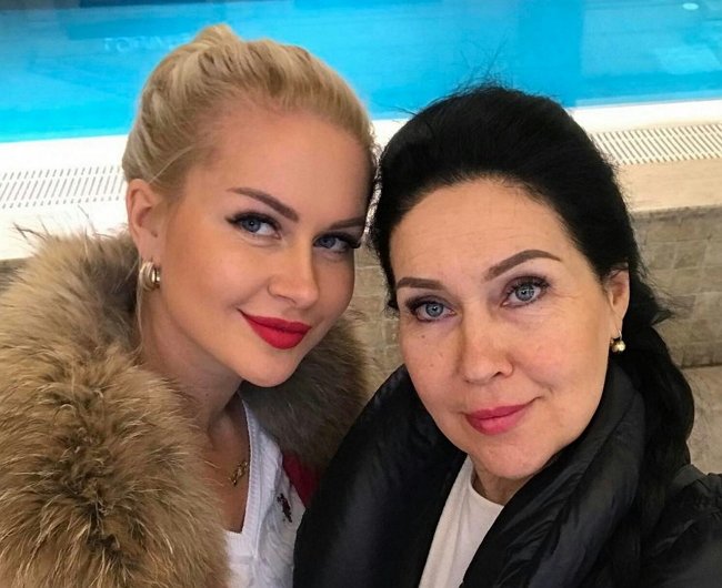 Марина Африкантова шокировала фанатов черным цветом волос
