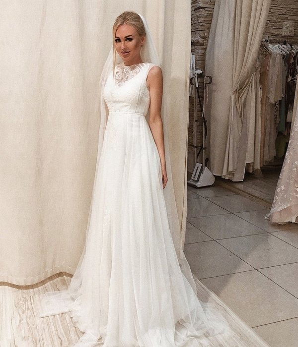 Юлия Щаулина выбирает белое платье для венчания