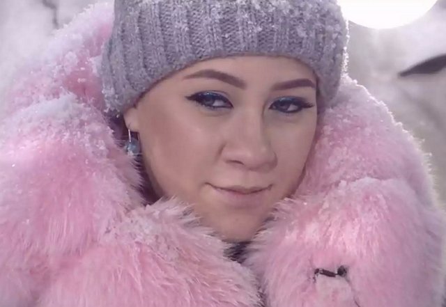 Мнение: Савкина ведет себя подозрительно?