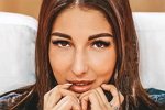 Яна Захарова чуть не испортила губы