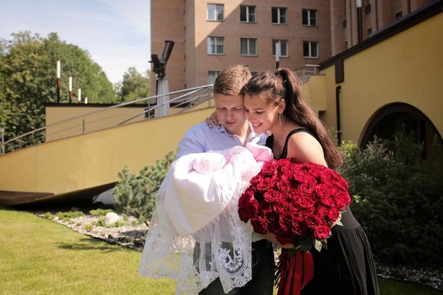 Элла Суханова с новорожденной дочерью выписались из роддома