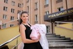 Элла Суханова с новорожденной дочерью выписались из роддома