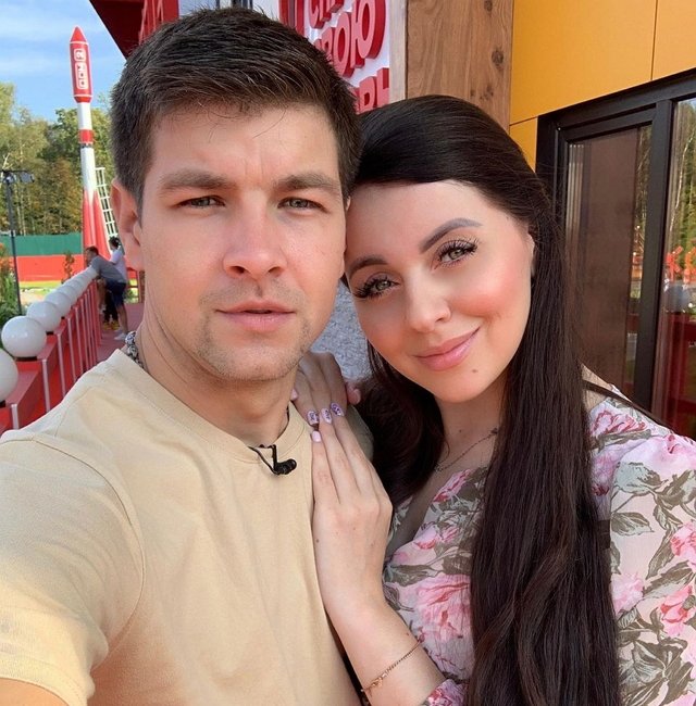 Дмитрий Дмитренко усиленно намекает на беременность жены