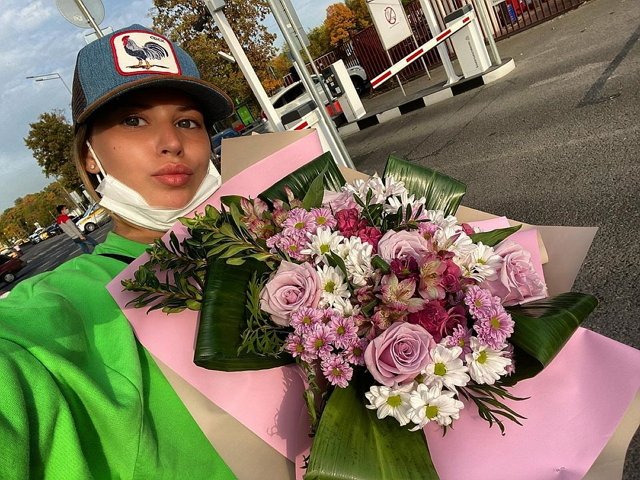 Евгений Кузин порадовал жену букетом цветов