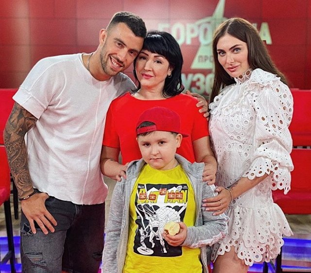 Мама Григорьева разрешает ему жить за счёт девушек