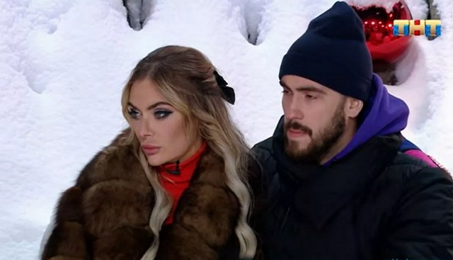 Жукова за воротами активно флиртует с другими мужчинами