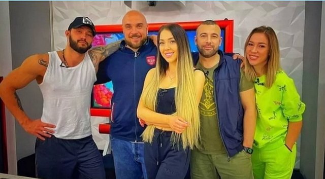 Алена Савкина активно флиртует с Алексеем Адеевым?