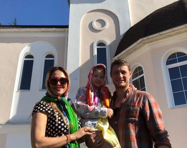 Саша Задойнова проводит майские праздники с отцом и его женой