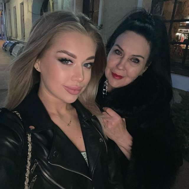 Татьяна Владимировна дала уроки флирта внучке Яне