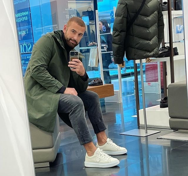 Алексей Адеев зашёл в периметр с новой девушкой и котом
