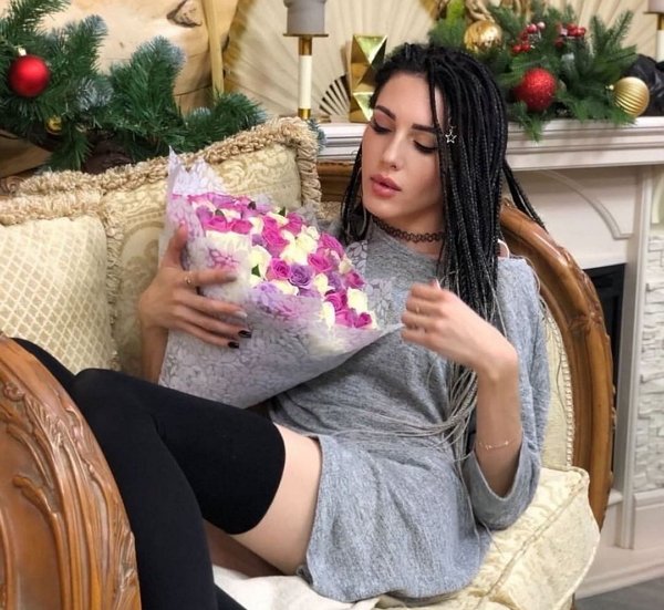 Замужняя Фомская примерила наряд черной вдовы