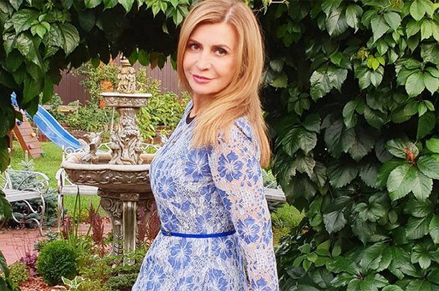 Ирина Агибалова взялась за садовые инструменты
