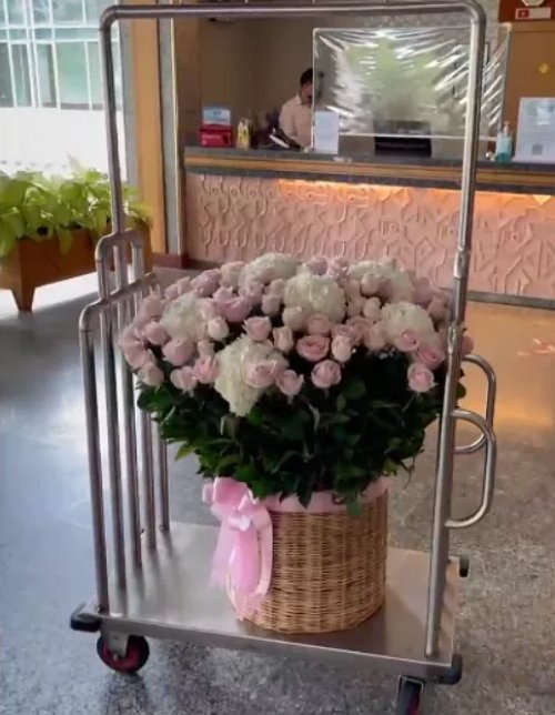 Богатый поклонник радует Катю Скалон подарками и цветами на отдыхе