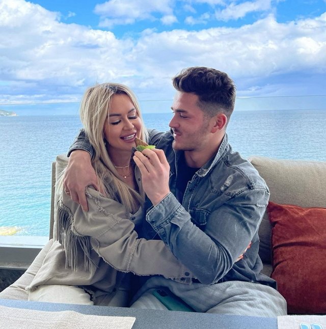 Марина Африкантова расплакалась от умиления в дельфинарии