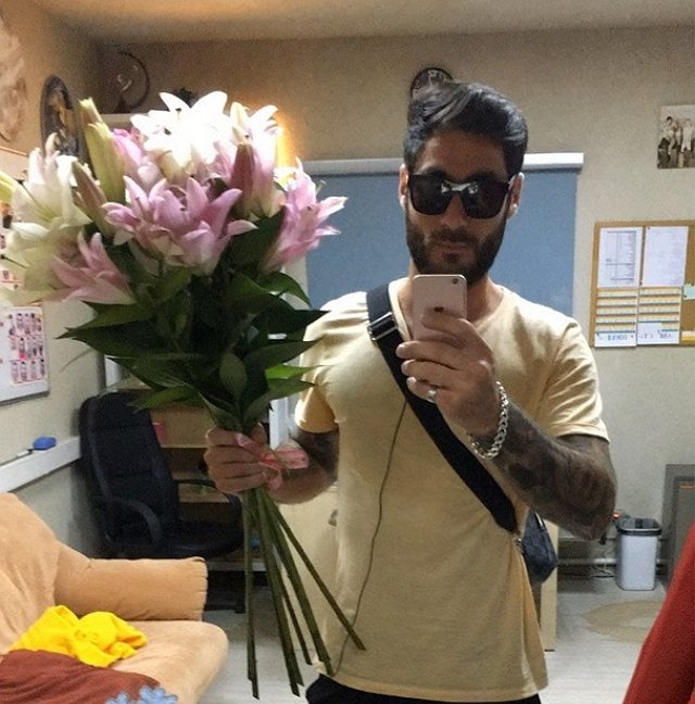 Юлия Белая отхлестала букетом лилий Тиграна Салибекова