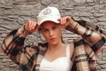 Катя Горина радуется приезду Яны Захаровой на поляну