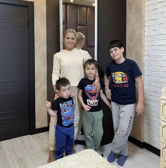 Юлия Салибекова начала украшать дом к Новому году